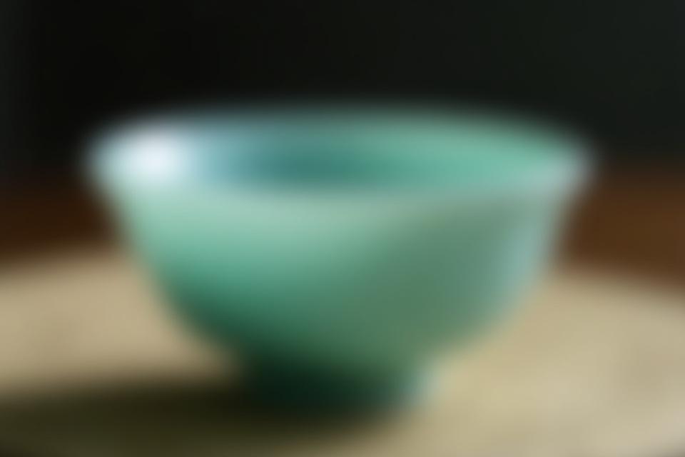 透き通るような美しい青磁色の茶碗